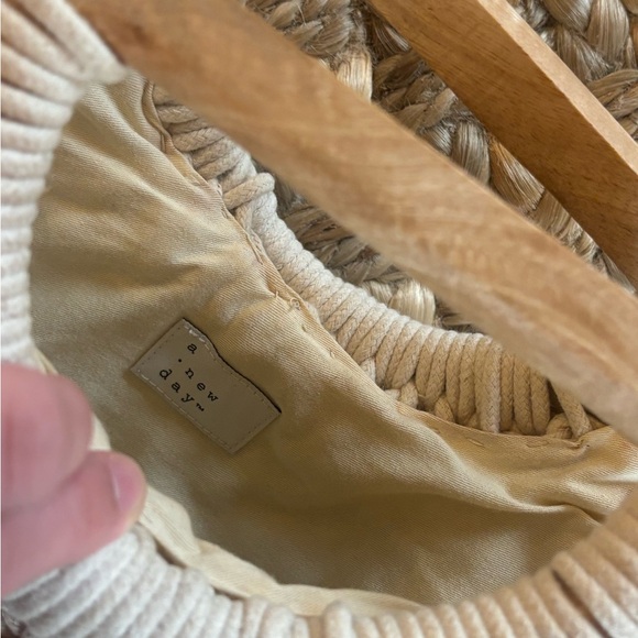 Woven Hand Bag - Picture 2 of 4